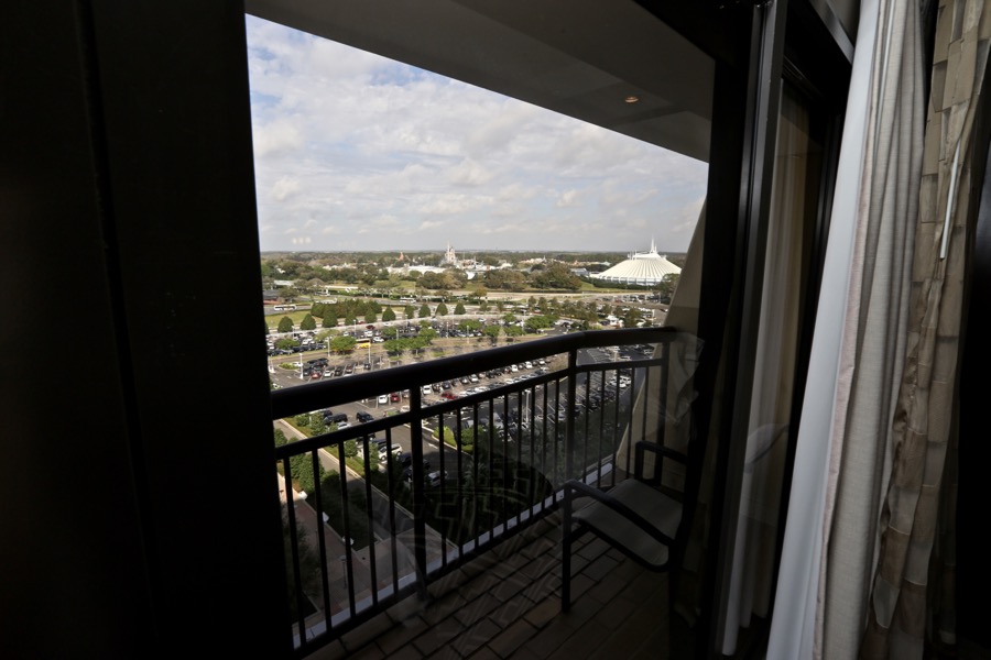 Contemporary-resort-tower-room-09