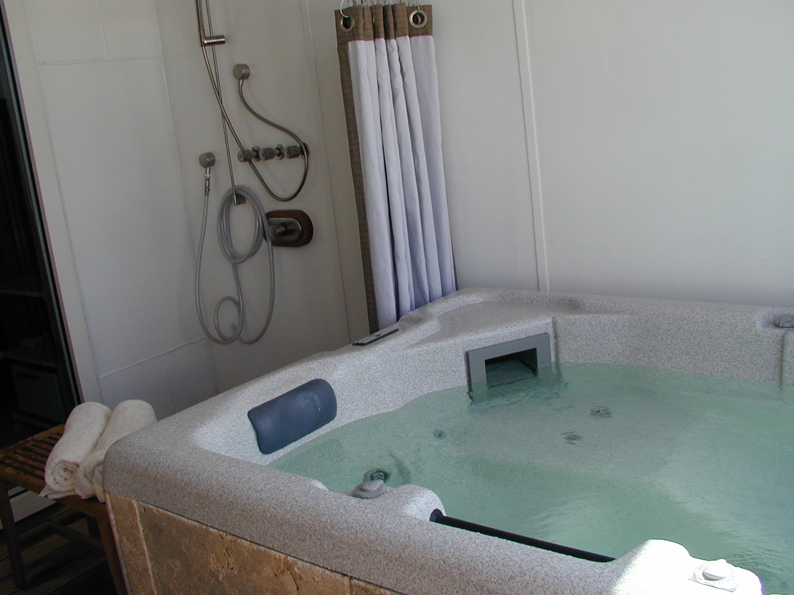 Couples villa hottub & shower