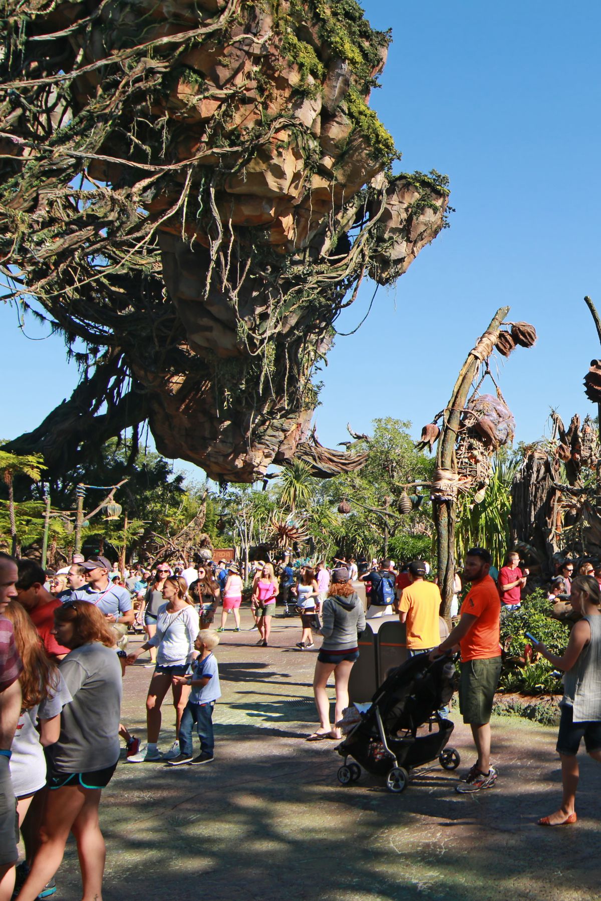 Crowds beneath the floating mountains