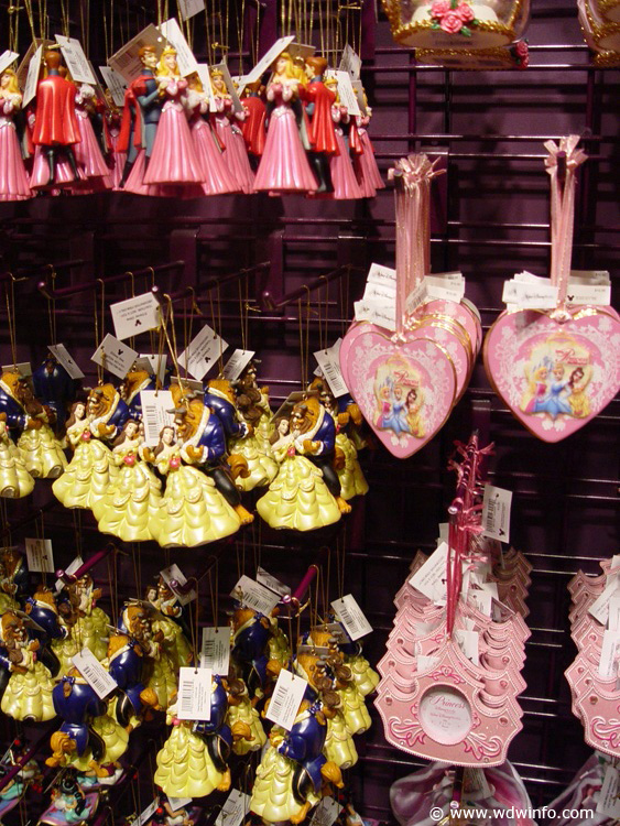 Days_of_Christmas_Store_083