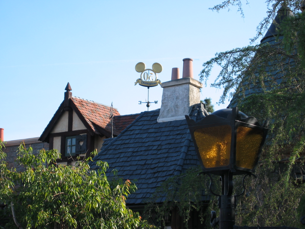 Disneyland 50 logo