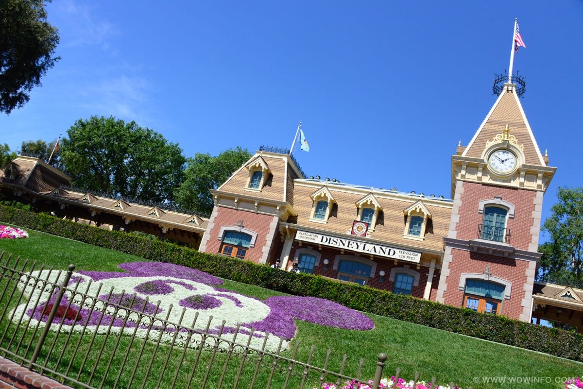 Disneyland-Entrance-01