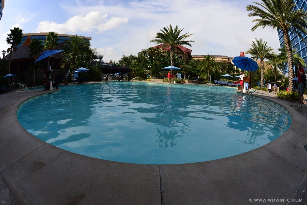 Disneyland-Hotel-Pool-04