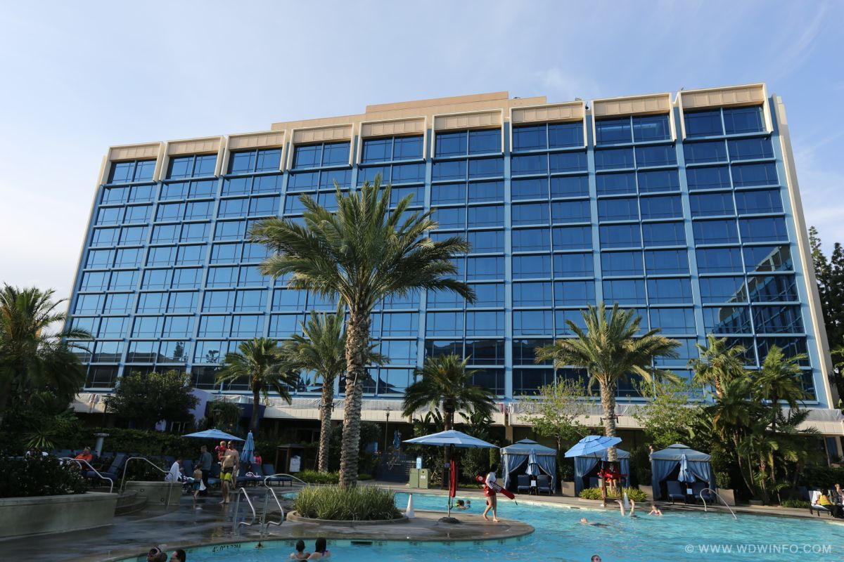 Disneyland-Hotel-Pool-15