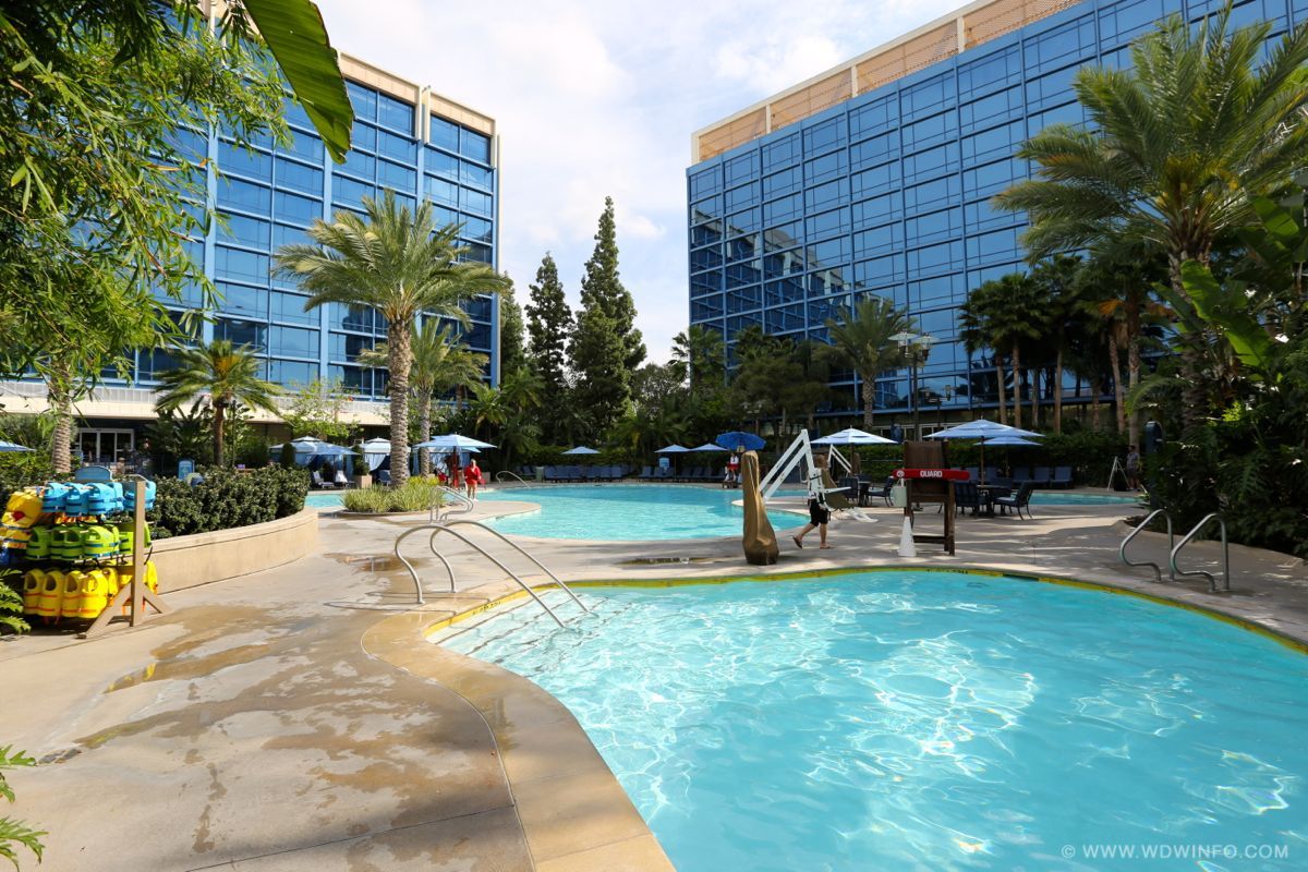 Disneyland-Hotel-Pool-17