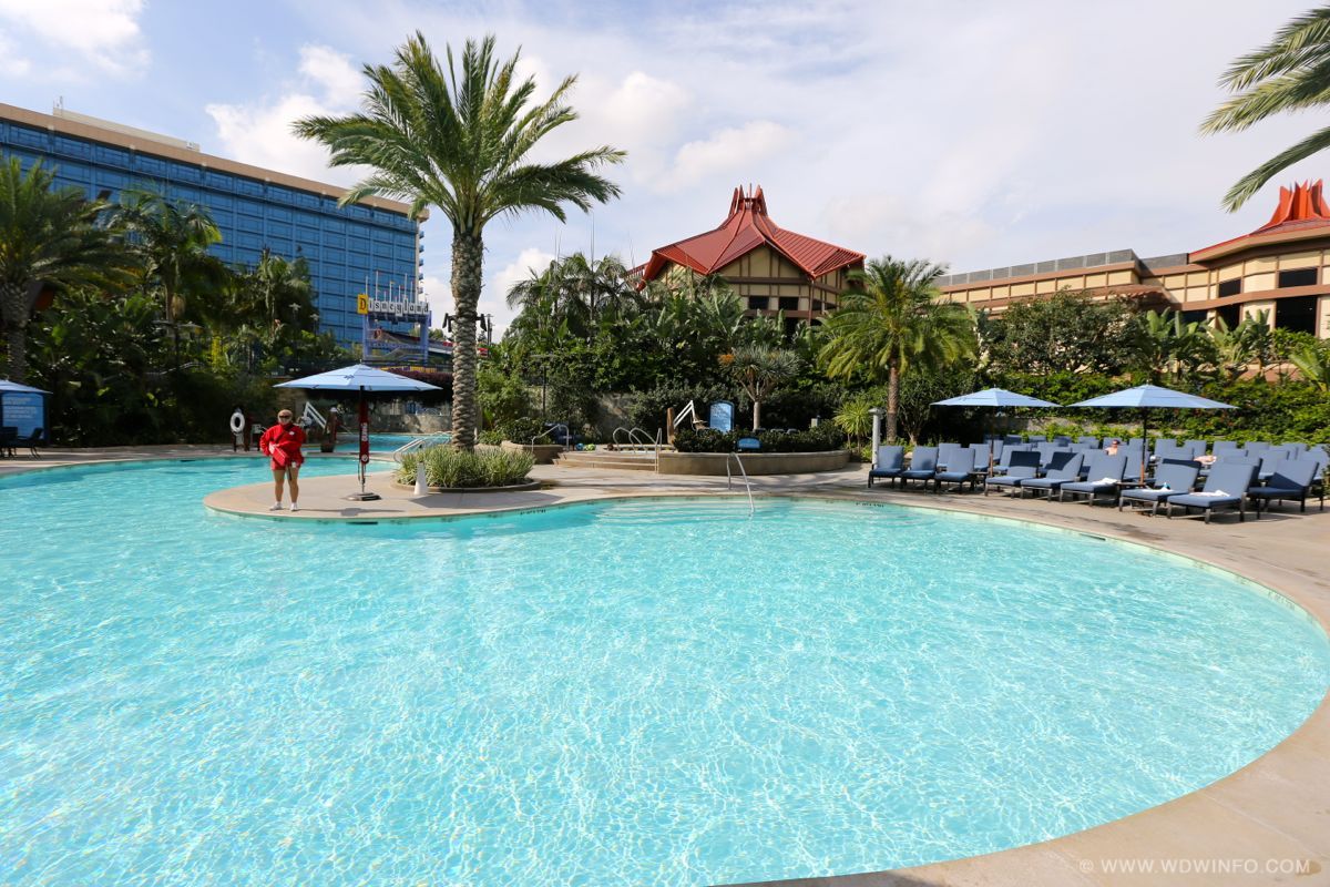 Disneyland-Hotel-Pool-21