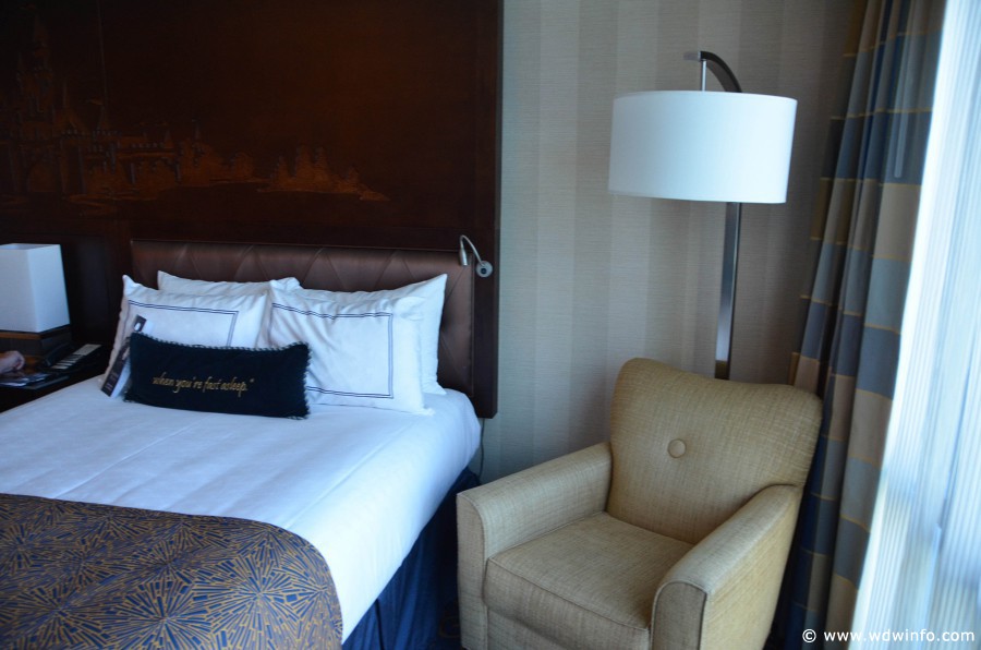 Disneyland-Hotel-Room-002