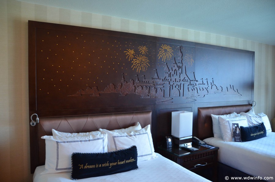 Disneyland-Hotel-Room-003