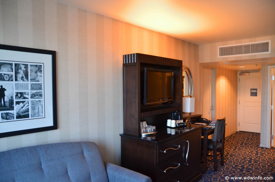 Disneyland-Hotel-Room-010