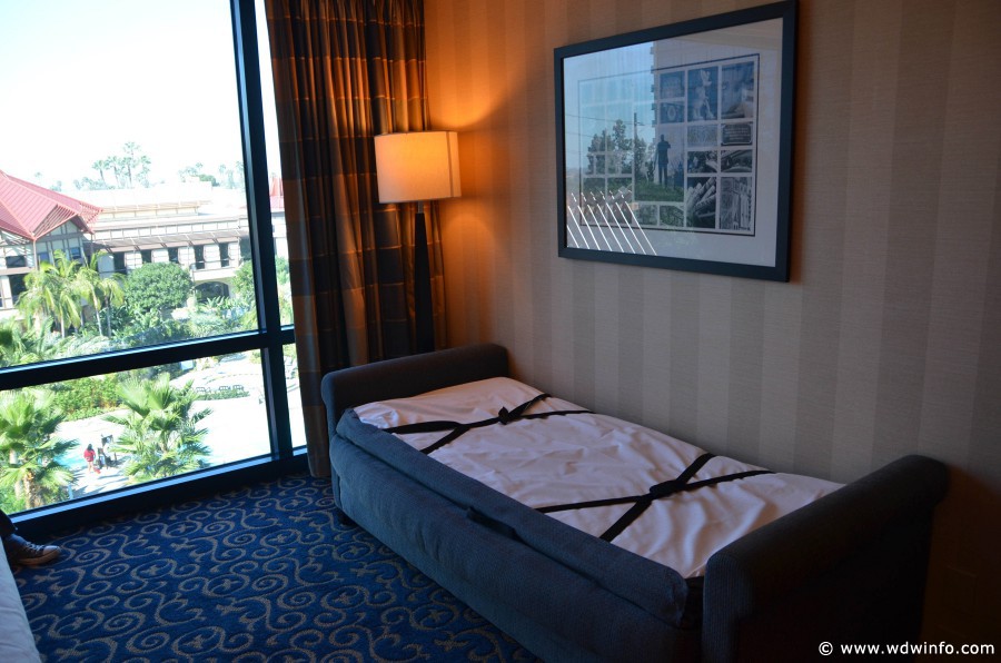 Disneyland-Hotel-Room-013