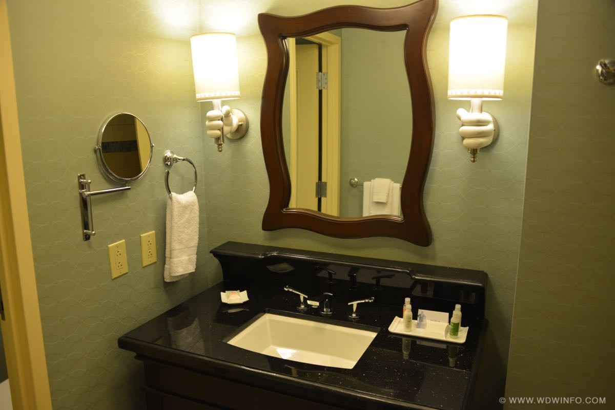 Disneyland-Hotel-Standard-Room-05