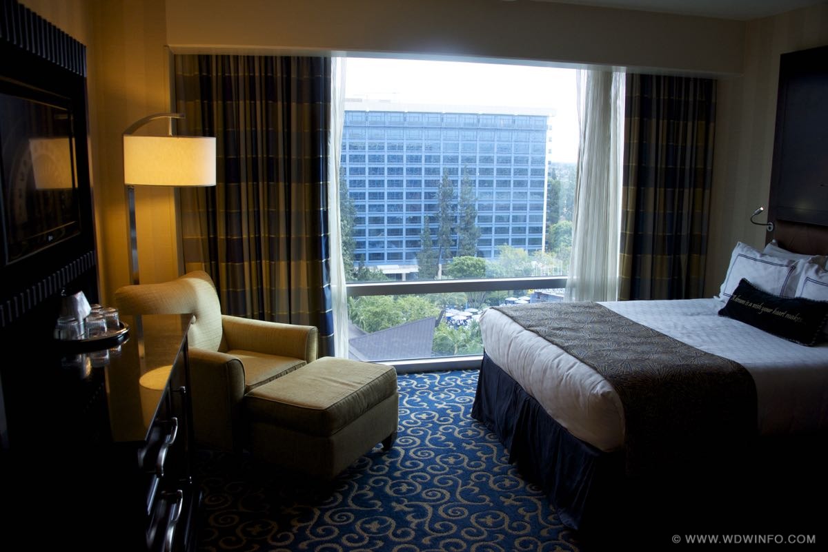 Disneyland-Hotel-Standard-Room-11