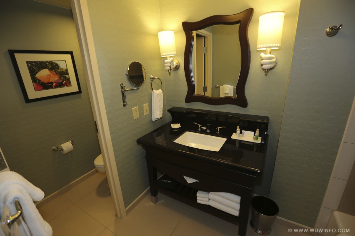 Disneyland-Hotel-Standard-Room-15