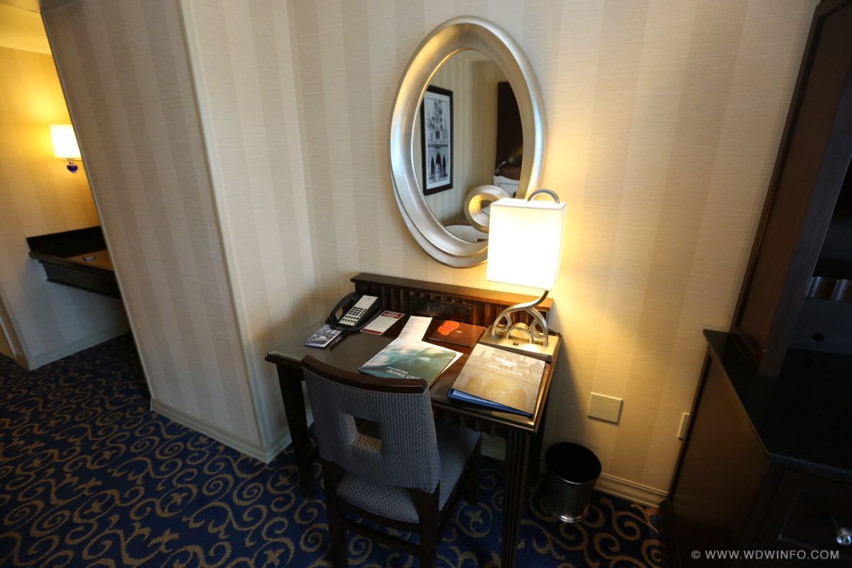 Disneyland-Hotel-Standard-Room-16