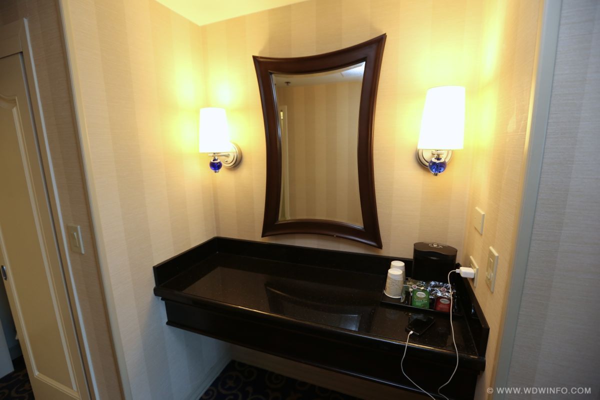 Disneyland-Hotel-Standard-Room-17