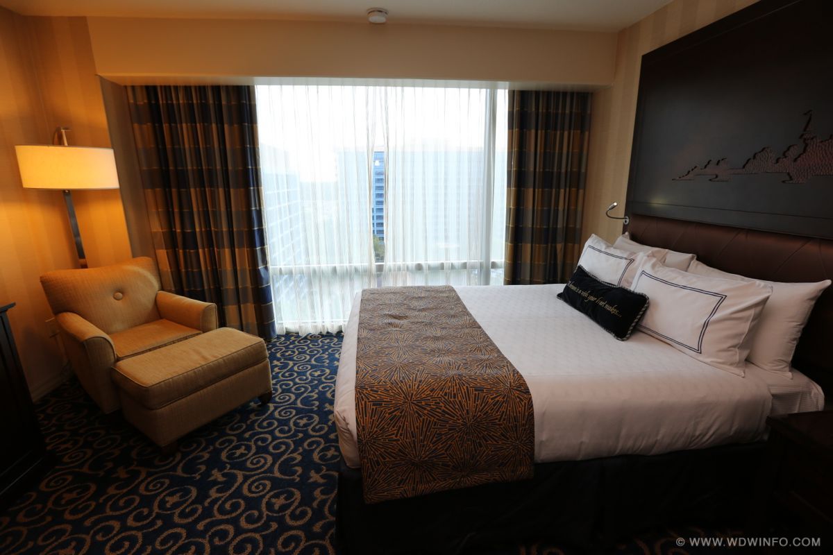 Disneyland-Hotel-Standard-Room-24