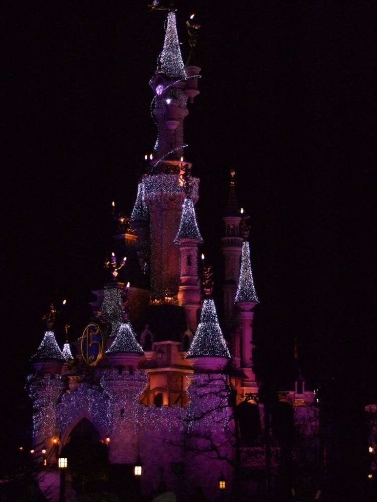 disneyland_paris_at_night