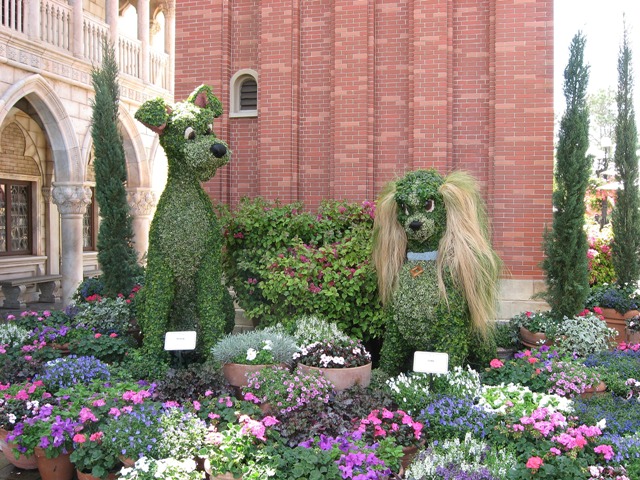 EPCOT 3-09 Lady and the Tramp Topiary