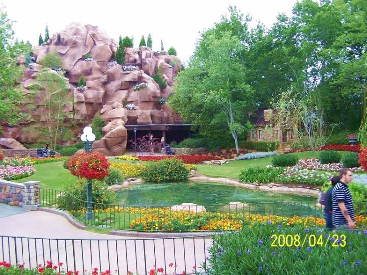 Epcot-Canada-garden