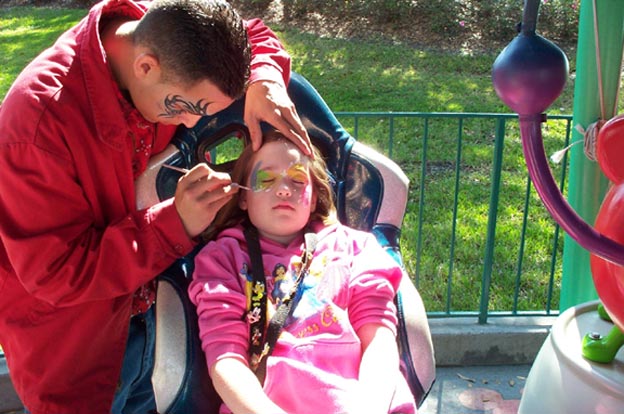 Face painting in Toontown 3