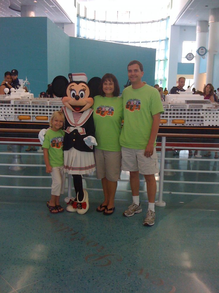 Family cruise t-shirt picture