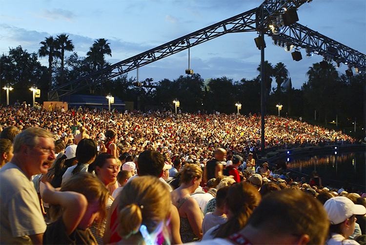 Fantasmic Crowd