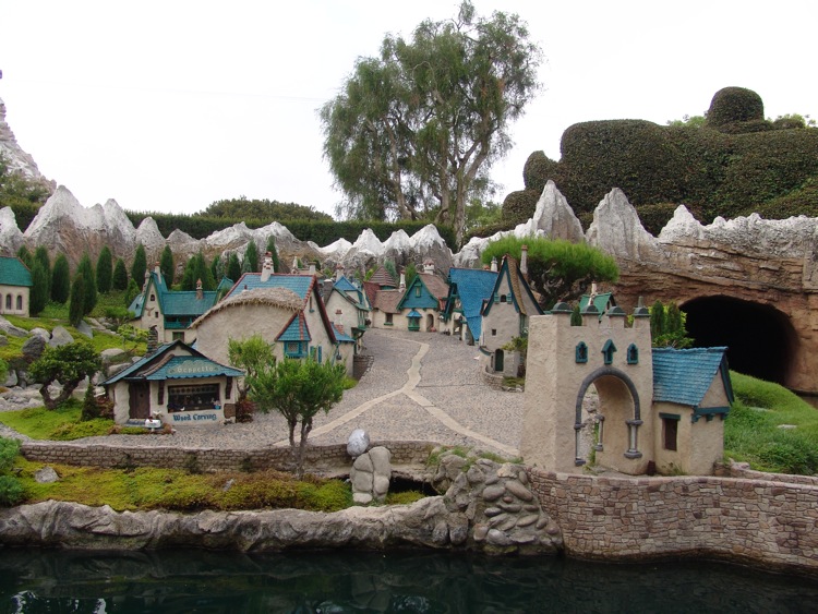 Fantasyland-Disneyland-73