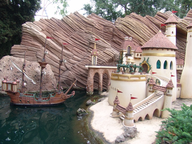 Fantasyland-Disneyland-74