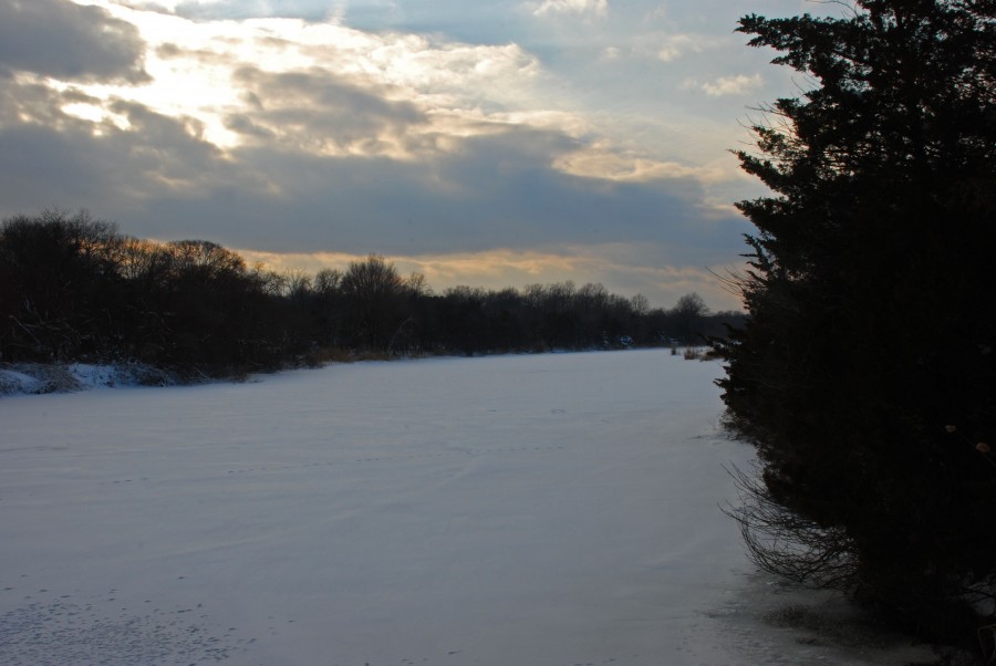 Frozen_body_of_water