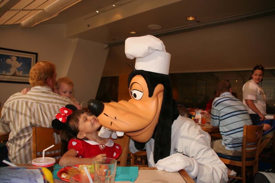 Gettin' a smooch from Goofy at Chef Mickey's.