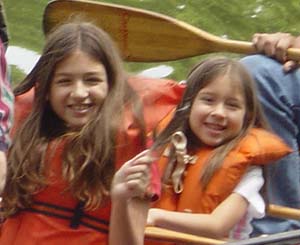 girls_in_canoe
