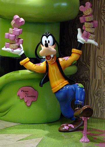 Goofy outside of DS at MCO