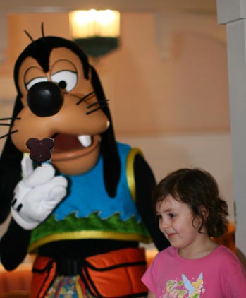 Goofy_with_Mickey_bar_sm