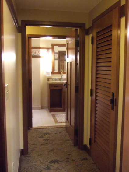 Hallway_to_the_bath_424x565_