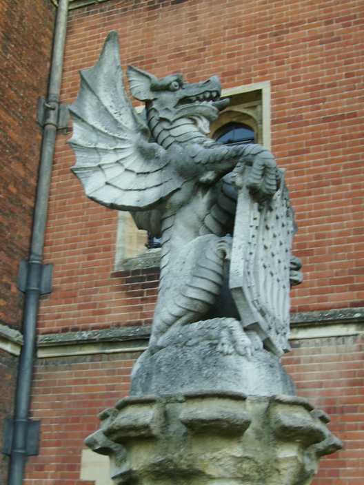 Hampton_Court_Statue