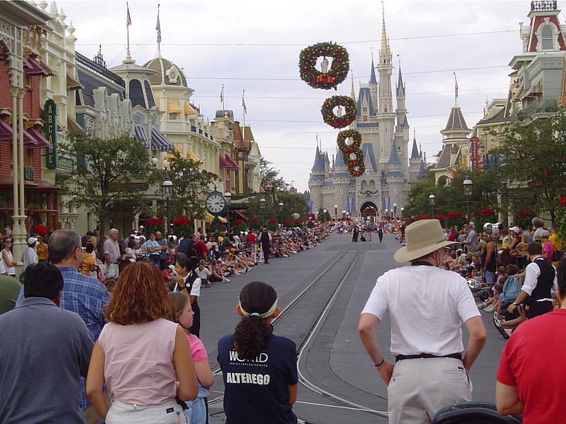 Here comes the parade - 11/2004