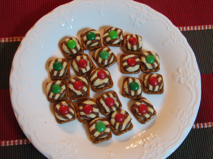 holiday pretzel treats