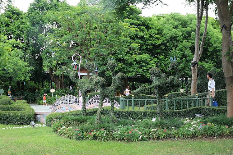 Hong Kong Disneyland - Fantasia Topiary