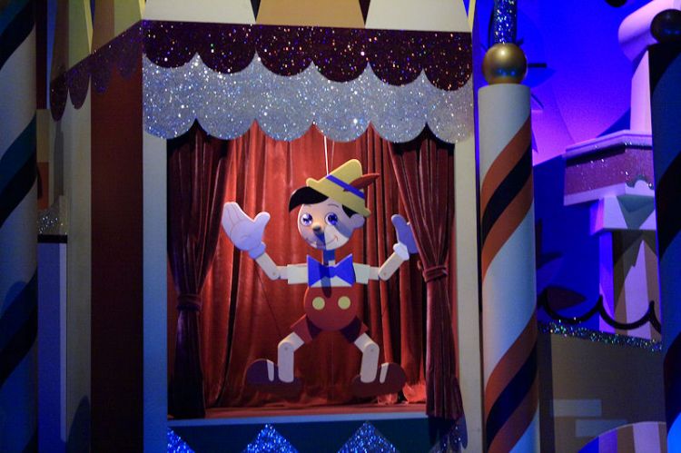 Hong Kong Disneyland- It's a Smallworld