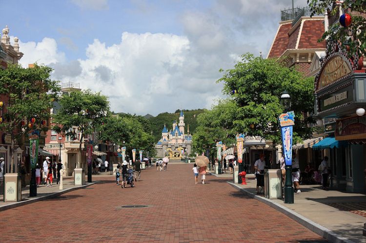 Hong Kong Disneyland- Main Street - walking