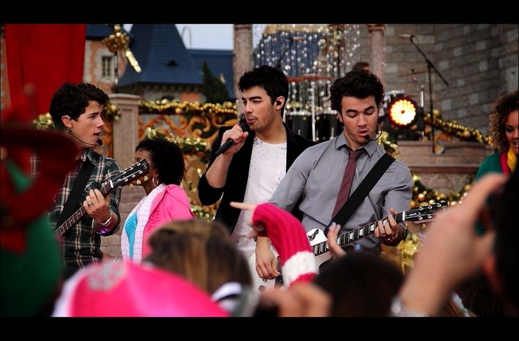 Jonas Brothers: Disney Parks Christmas Day Parade Taping