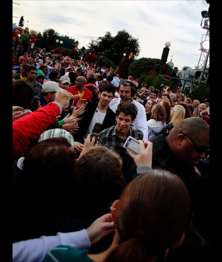 Jonas Brothers: Disney Parks Christmas Day Parade Taping