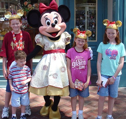 Kids_and_Minnie2