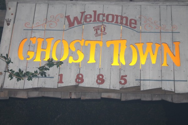 Knotts-GhostTownSign
