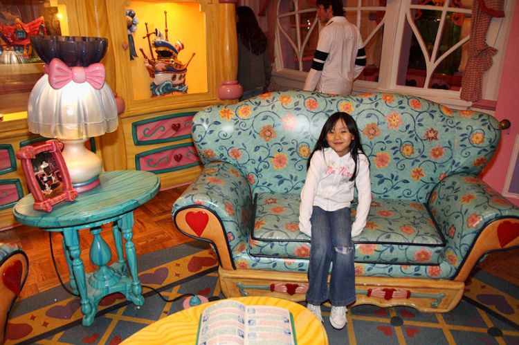 Lauren_in_Minnies_House_resized