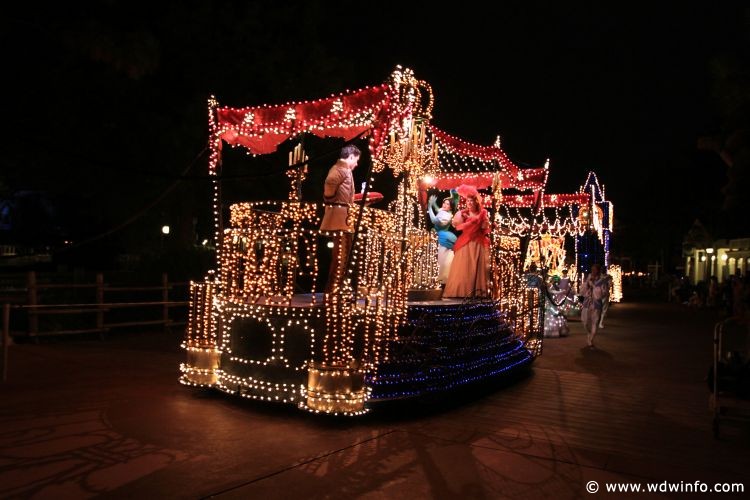 Main-Street-Electrical-Parade-43