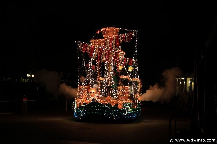 Main-Street-Electrical-Parade-51