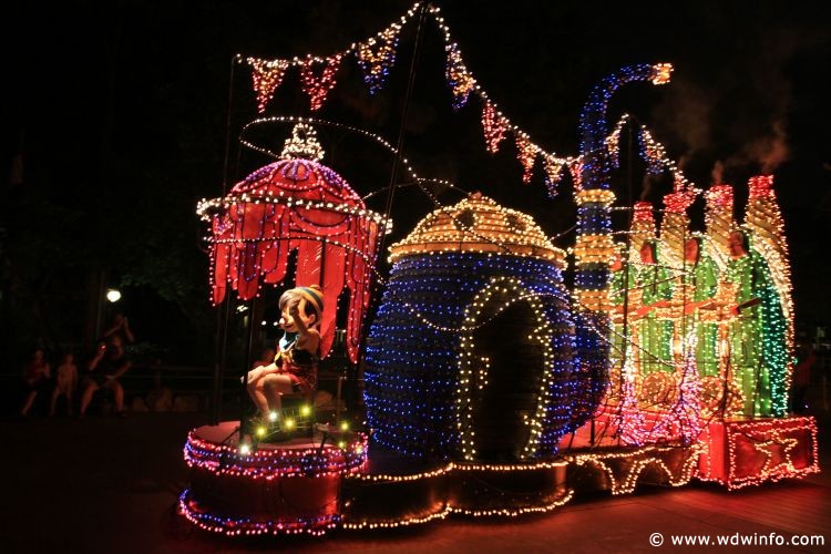 Main Street Electrical Parade - Magic Kingdom - Walt Disney World