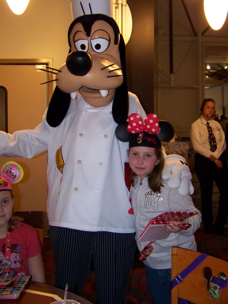 Meeting Goofy at Chef Mickey's
