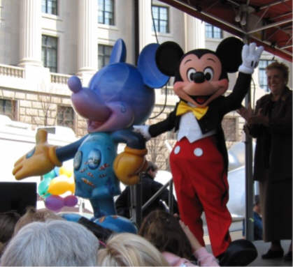 Mickey likes his new statue